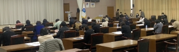 경기도가 신천지 교회 도내 신도 명단을 확보, 이들에 대한 긴급 전수조사에 들어간 가운데 26일 경기도청 대회의실에서 도청 공무원들과 신천지 관계자들이 전수조사 관련 교육 및 회의를 진행하고 있다. 조주현기자