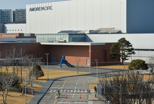 코로나19 확진자가 늘어나면서 산업계가 피해 확산 방지를 위해 선제적 대응에 나섰다. 확진자가 발생한 LS용산타워 인근에 본사를 둔 아모레퍼시픽은 임직원을 재택근무 조치한 데 이어 지난 26일부터 오늘까지 오산공장을 폐쇄하고 방역작업에 돌입했다. 사진은 중단된 아모레퍼시픽 오산공장 모습.조주현기자