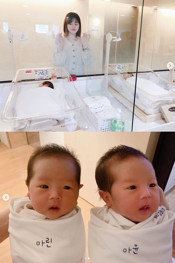 아린과 아윤을 바라보는 율희. 율희 인스타그램