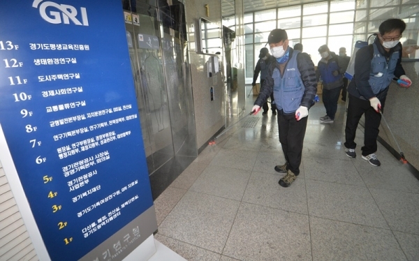 경기도 산하 공공기관인 경기가족여성연구원 직원이 코로나19 확진 판정을 받으면서 같은 건물을 사용하는 경기관광공사, 경기연구원, 경기도평생교육진흥원, 경기복지재단 등 4개 공공기관도 함께 휴원에 들어갔다. 27일 수원시 장안구 해당 건물에서 장안구보건소 관계자들이 긴급 방역 작업을 하고 있다. 조주현기자
