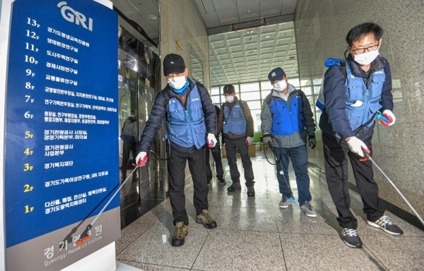 경기도 산하 공공기관인 경기가족여성연구원 직원이 코로나19 확진 판정을 받으면서 같은 건물을 사용하는 경기관광공사, 경기연구원, 경기도평생교육진흥원, 경기복지재단 등 4개 공공기관도 함께 휴원에 들어갔다. 27일 수원시 장안구 해당 건물에서 장안구보건소 관계자들이 긴급 방역 작업을 하고 있다. 조주현기자