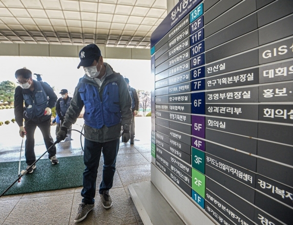 경기도 산하 공공기관인 경기가족여성연구원 직원이 코로나19 확진 판정을 받으면서 같은 건물을 사용하는 경기관광공사, 경기연구원, 경기도평생교육진흥원, 경기복지재단 등 4개 공공기관도 함께 휴원에 들어갔다. 27일 수원시 장안구 해당 건물에서 장안구보건소 관계자들이 긴급 방역 작업을 하고 있다. 조주현기자