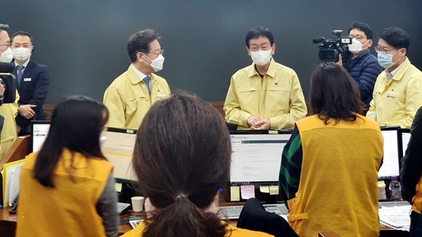 27일 경기도청 코로나대책본부에서 이재명 경기도지사와 진영 행정안전부 장관이 경기도 방역 상황을 논의하고 있다.