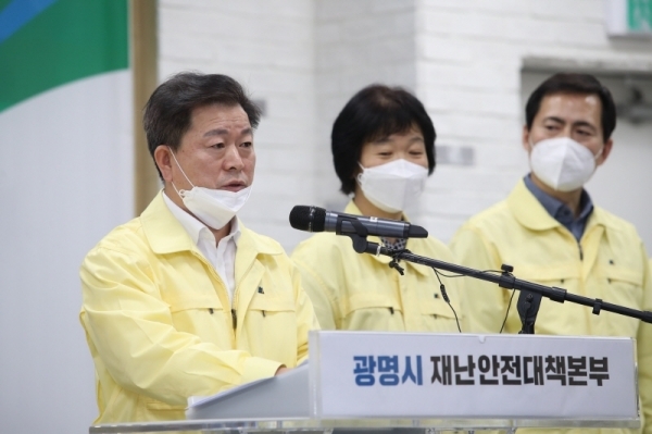박승원 광명시장이 시청 중회의실에서 코로나19 관련 긴급 기자회견을 갖고 26일 발생한 첫 확진자 대응상황을 발표하고 있다. 광명시 제공