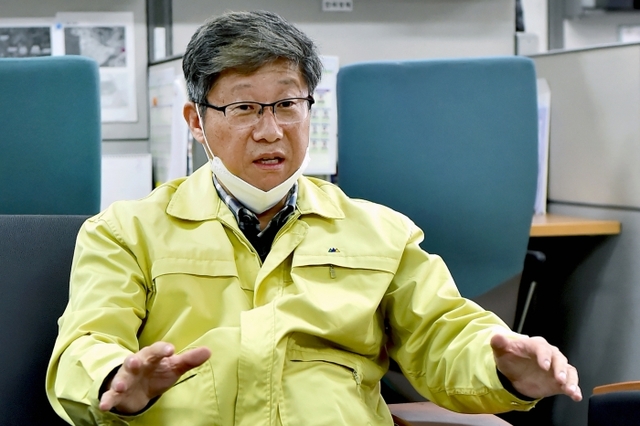 27일 인천 남동구 인천시청 기자실에서 김상섭 일자리경제본부장이 인천e음 확대방안 및 경제대책반 추진상황 브리핑을 하고 있다. 인천시 제공