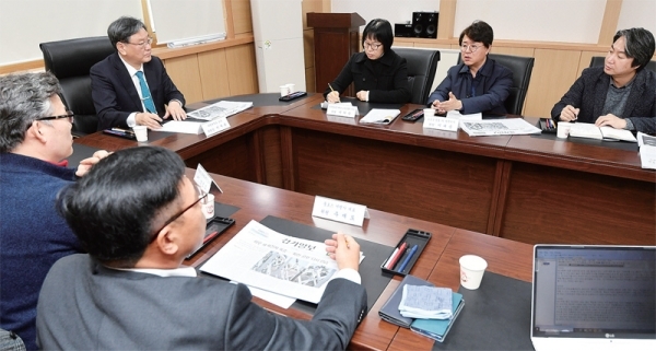 20일 수원 경기일보사 회의실에서 열린 2월 독자권익위원회에서 이재복 위원장 등 위원들이 지난달 본보 편집방향 등에 의견을 밝히고 있다. 김시범기자