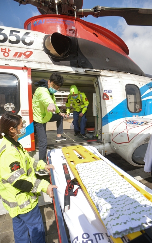 경기도 닥터헬기 운항이 재개된 29일 오후 수원시 아주대학교병원에서 정경원 경기남부권역 외상센터장과 의료진닥터헬기를 점검하