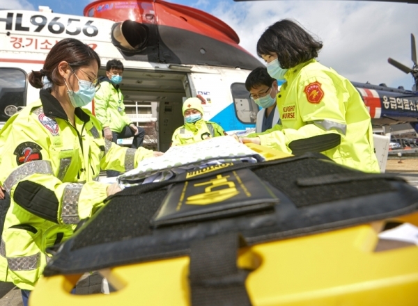 경기도 닥터헬기 운항이 재개된 29일 오후 수원시 아주대학교병원에서 정경원 경기남부권역 외상센터장과 의료진닥터헬기를 점검하고 있