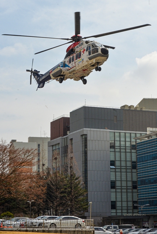 경기도 닥터헬기 운항이 재개된 29일 오후 닥터헬기가 수원시 아주대학교병원에 착륙하고 있다.조주현기자