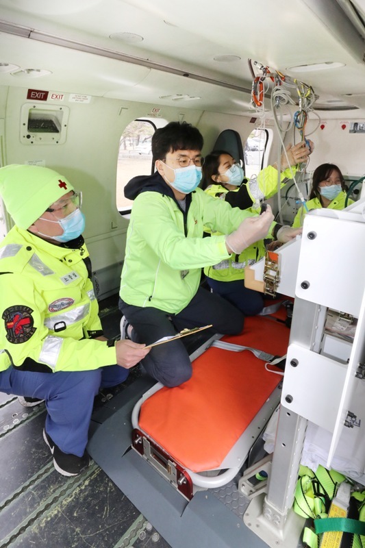 경기도 닥터헬기 운항이 재개된 29일 오후 수원시 아주대학교병원에서 정경원 경기남부권역 외상센터장이 취재진들에게 1시간 뒤에 착륙한다는 제스쳐를 취하고 있다.조