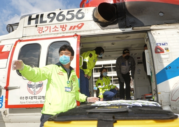 경기도 닥터헬기 운항이 재개된 29일 오후 수원시 아주대학교병원에서 정경원 경기남부권역 외상센터장과 의료진닥터헬기를 점검하고 있다.조주현기자