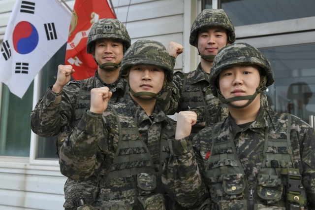 대형 화재사고를 막은 해병대 장병. (윗줄 왼쪽부터 시계방향) 강재혁 대위, 임현섭 상병, 이태호 상병, 김동준 상병