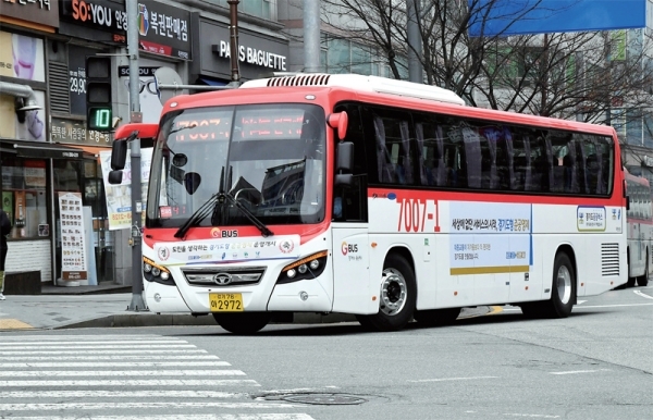 ‘경기도 공공버스’ 운행이 시작된 1일 용인 단국대학교-여의도 한국거래소 구간을 오가는 7007-1 버스가 운행을 하고 있다. 이날 김포시(G6001번‚ G6003번)‚ 용인시(7007-1번)의 3개 노선을 시작으로‚ 다음 달 1일까지 19개 시•군 16개 노선에서 공공버스가 운행된다고 경기도는 밝혔다. 전형민기자