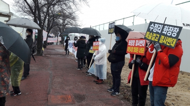 여주시 능서면 이장협의회와 용은리ㆍ양거리ㆍ매화리주민 100여명이 지난달 28일 이천시청 앞에서 이천시립화장시설 건립을 반대하는 집회를 벌이고 있다. 여주=류진동기자