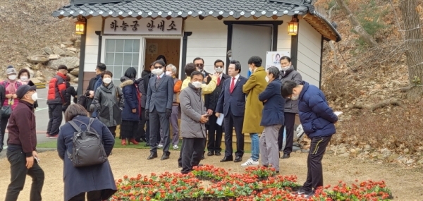 이승대 장흥면장 등이 1일 장흥면 석현리 하늘궁 앞에서 허경영 국가혁명배당금당 대표와 만나 코로나19가 진정될 때까지 당분간 강연을 중단해 줄 것을 요구하고 있다. 양주=이종현 기자