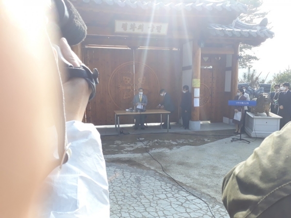 2일 경기도 가평군 신천지예수교 증거장막성전(신천지) 평화의 궁전에서 이만희 총회장이 기자회견에 입장하고 있다. 권오탁 기자