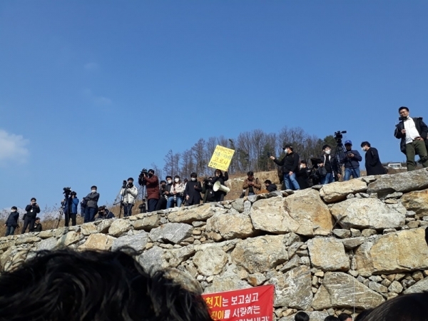 이만희 신천지예수교 증거장막성전(신천지) 총회장 기자회견이 열린 2일 오후 경기도 가평군 신천지 평화의 궁전 앞에서 한 시민이 신천지를 규탄하는 1인 시위를 하고 있다. 권오탁 기자