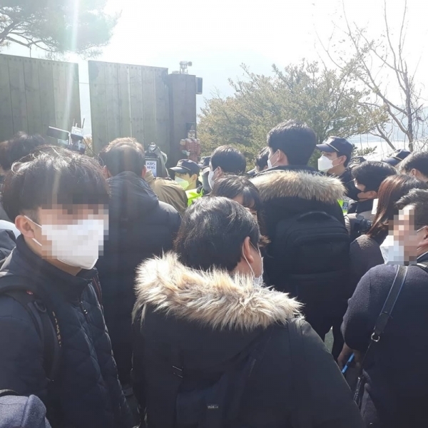 이만희 신천지예수교 증거장막성전(신천지) 총회장 기자회견이 열린 2일 오후 경기도 가평군 신천지 평화의 궁전으로 관계자들이 들어가고 있다. 권오탁기자