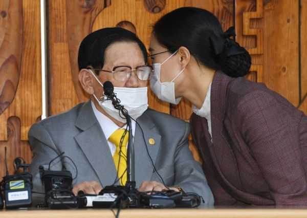 2일 오후 가평군 신천지예수교 증거장막성전(신천지) 평화의 궁전에서 이만희 총회장이 기자회견을 열어 코로나19와 관련된 입장을 발표 하고 있다. 윤원규기자