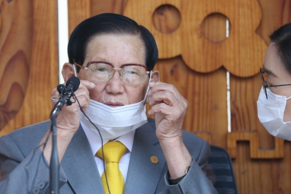 2일 오후 가평군 신천지예수교 증거장막성전(신천지) 평화의 궁전에서 이만희 총회장이 기자회견을 열어 코로나19와 관련된 입장을 발표 하고 있다. 윤원규기자