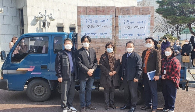 수원시 영통구 원천동에 소재한 소독제 제조업체 ㈜앱소가 지난달 24일 수원시에 손 소독제 4천개를 전달하고 있다. 수원시 제공