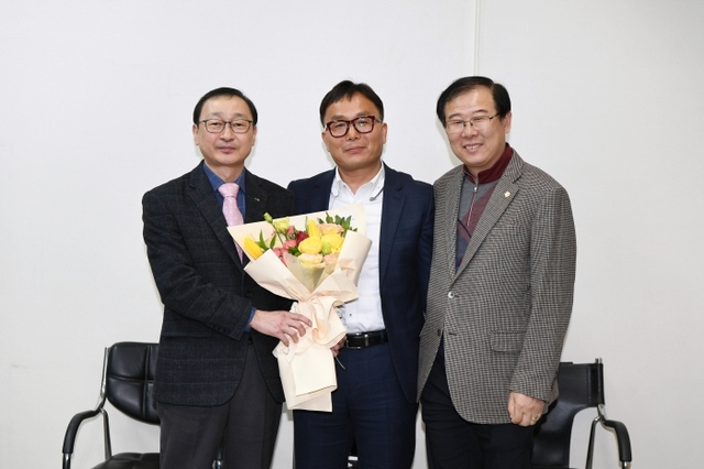 사진 왼쪽부터 조학수 부시장, 이대호 위원장, 이희창 시의회의장