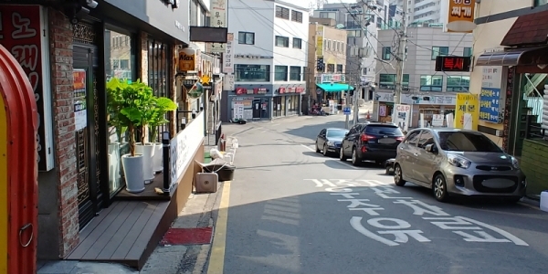 코로나19 사태로 경인지역 대학들이 일제히 개강을 연기하면서 2일 찾은 수원 아주대 앞 대학로가 텅 비어있다. 손원태기자