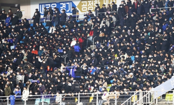 2월 19일 수원월드컵경기장에서 열린 2020 아시아축구연맹(AFC) 챔피언스리그 조별리그 G조 수원 삼성과 빗셀 고베의 경기를 찾은 관중들이 마스크를 착용하고 경기를 지켜보고 있다.연합뉴스