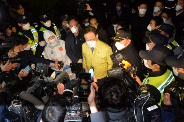 이재명 경기도지사가 2일 오후 이만희 신천지예수교 증거장막성전 총회장을 만나기 위해 가평 신천지 연수원인 ‘평화의 궁전’을 찾았다. 그러나 이시각 이만희 총회장은 코로나19 검사를 받기위해 과천보건소로 이동, 만남은 불발됐다. 조주현기자