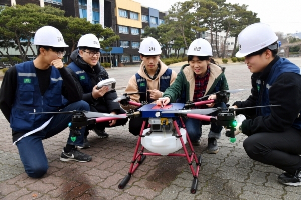 수원월드컵경기장을 비롯한 수원시 장안구 소재 42개 초ㆍ중ㆍ고교 등 총 43곳을 방문해 드론 방역 활동에 나선 (왼쪽부터) 수원공고 원준형, 수원농생명과학고 정윤상, 조원고 안병윤, 수원농생명과학고 안혜주ㆍ김남훈 등 학생들이 방역 드론 앞에서 대화를 나누고 있다.전형민기자