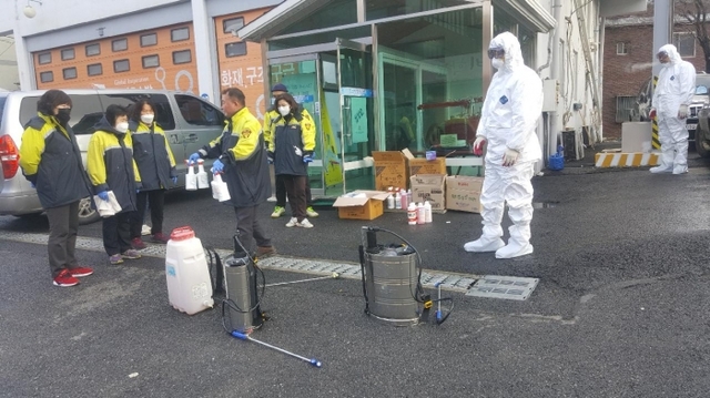 남양주시 의용소방대원들이 방역작업을 실시하고 있다. 남양주시 제공