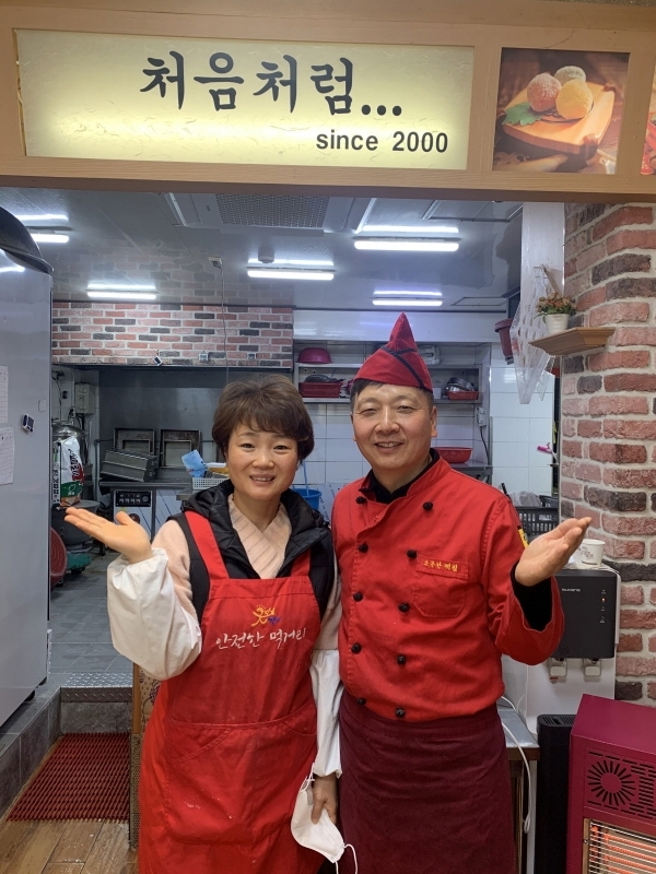 코로나19 여파로 어려움을 겪는 세입자들을 위해 한 달 임대료를 받지 않기로 한 김진용씨(오른쪽) 부부.