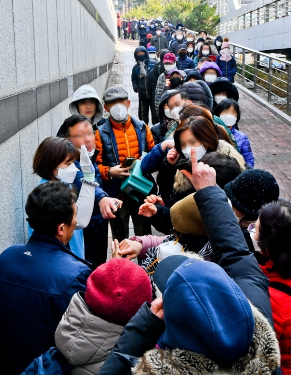 4일 오전 수원시 권선구 하나로마트 수원점에 마스크를 구하기 위한 시민들이 번호표를 받고있다. 이날 번호를 받지 못하고 기다리던 시민은 70여명에 이른다. 윤원규기자