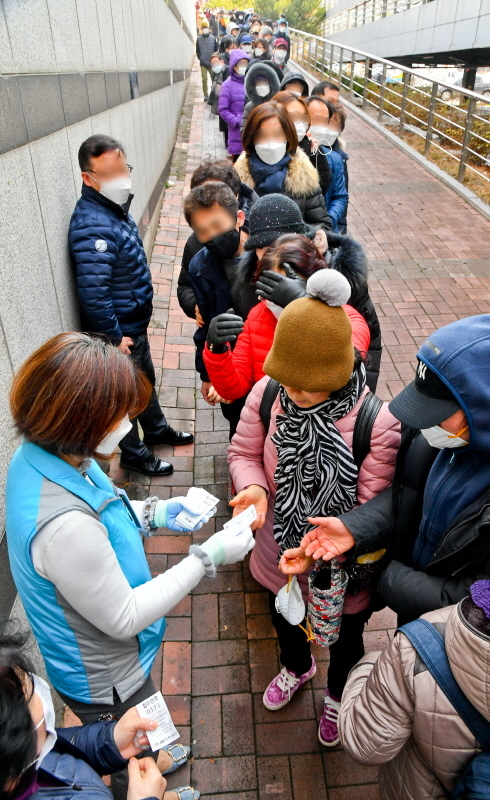 4일 오전 수원시 권선구 하나로마트 수원점에 마스크를 구하기 위한 시민들이 번호표를 받고있다. 이날 번호를 받지 못하고 기다리던 시민은 70여명에 이른다. 윤원규기자