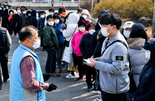 4일 오전 수원시 권선구 하나로마트 수원점에서 본보 사회부 장희준기자가 실제로 번호표를 받기위한 줄을 서보고 관계자 인터뷰를 하고 있다. 윤원규기자