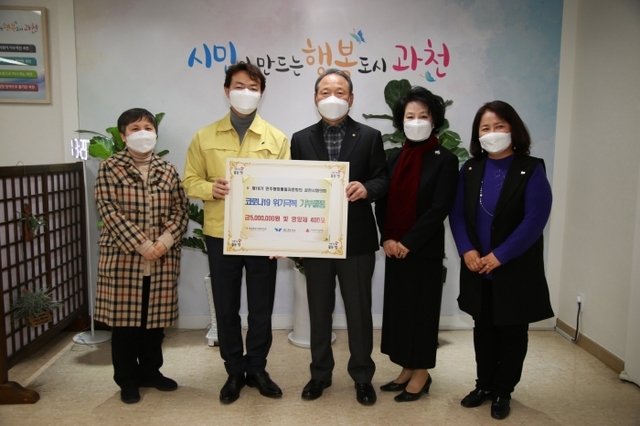 김종천 과천시장(왼쪽 두 번째)과 신기종 민주평화통일자문회의 과천시협의회장(왼쪽 세 번째)