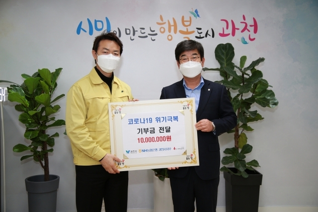 김종천 과천시장(왼쪽)과 김문호 과천시지부장(오른쪽)