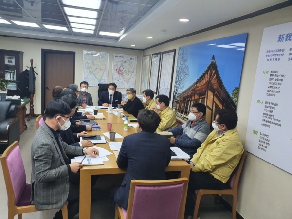 5일 오후 남양주시 부시장실에서 조정아 구리시 부시장, 박신환 남양주시 부시장, 서남원 경기도 소통협치국장 등이 참석한 가운데 구리ㆍ남양주 에코 커뮤니티 민간투자사업에 대한 회의를 진행하고 있다.