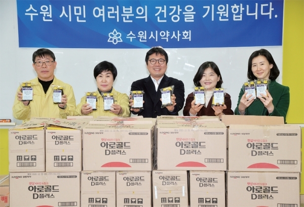 수원시 약시회가 수원시민과 코로나19 관련 근무자들을 위해 비타민과 피로회복 음료 5천세트를 기증했다. 5일 수원 장안구보건소에서 한희용 수원시약사회장(가운데)과 최혜옥 보건소장 등이 전달식을 하고 있다. 김시범기자