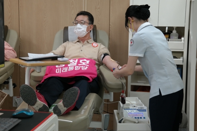 ▲ 미래통합당 홍철호 의원이 헌혈을 하고 있다. 홍철호 의원실 제공