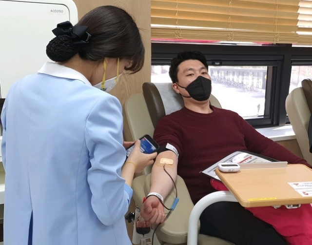 ▲ 미래통합당 박진호 김포갑 예비후보가 헌혈을 하고 있다. 박진호 예비후보 제공