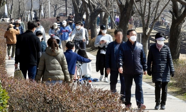포근한 날씨를 보인 8일 수원시 장안구 만석공원을 찾은 시민들이 가족과 함께 산책을 하며 휴일을 즐기고 있다.전형민기자