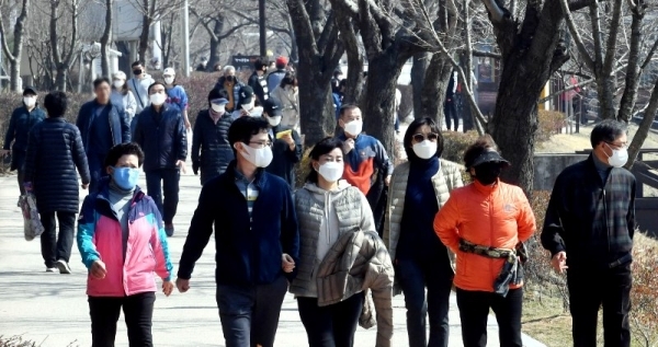 포근한 날씨를 보인 8일 수원시 장안구 만석공원을 찾은 시민들이 가족과 함께 산책을 하며 휴일을 즐기고 있다.전형민기자