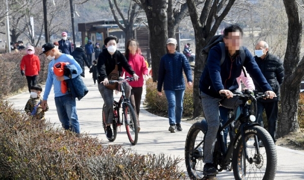 포근한 날씨를 보인 8일 수원시 장안구 만석공원을 찾은 시민들이 가족과 함께 산책을 하며 휴일을 즐기고 있다.전형민기자