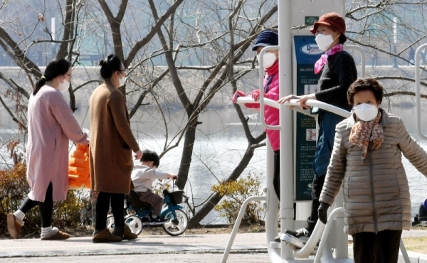 포근한 날씨를 보인 8일 수원시 장안구 만석공원을 찾은 시민들이 가족과 함께 산책을 하며 휴일을 즐기고 있다.전형민기자