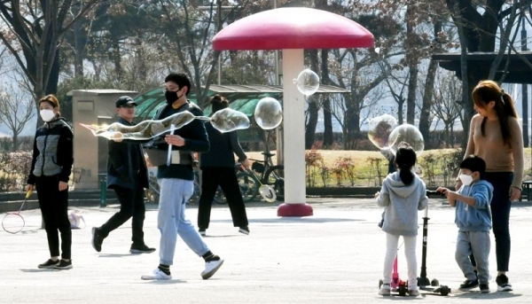 포근한 날씨를 보인 8일 수원시 장안구 만석공원을 찾은 시민들이 가족과 함께 산책을 하며 휴일을 즐기고 있다.전형민기자