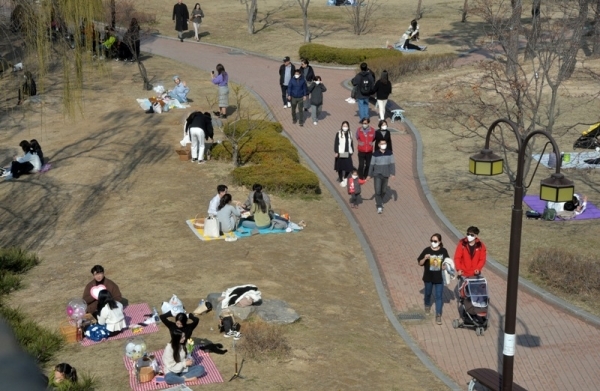 수원 등 경기지역 낮 최고기온이 영상 17도까지 오르는 등 포근한 날씨를 보인 8일 휴일을 맞아 수원화성 방화수류정(訪花隨柳亭) 및 용연(龍淵)을 찾은 시민들이 돗자리를 펴고 앉아 포근한 봄기운을 즐기고 있다. 김시범기자