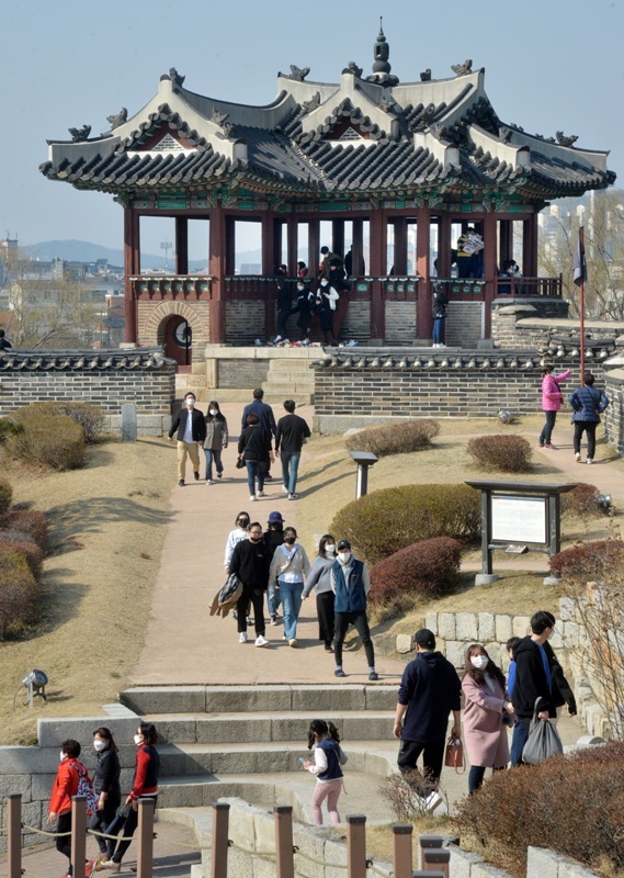수원 등 경기지역 낮 최고기온이 영상 17도까지 오르는 등 포근한 날씨를 보인 8일 휴일을 맞아 수원화성을 찾은 시민들이 방화수류정(訪花隨柳亭) 등을 둘러보며 봄기운을 즐기고 있다. 김시범기자