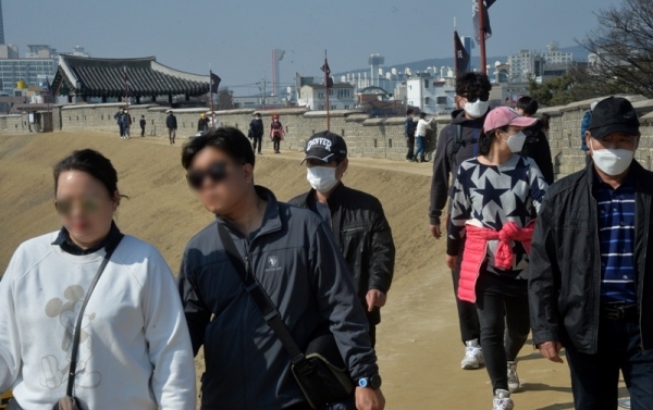 수원 등 경기지역 낮 최고기온이 영상 17도까지 오르는 등 포근한 날씨를 보인 8일 휴일을 맞아 수원화성을 찾은 시민들이 방화수류정(訪花隨柳亭) 등을 둘러보며 봄기운을 즐기고 있다. 김시범기자