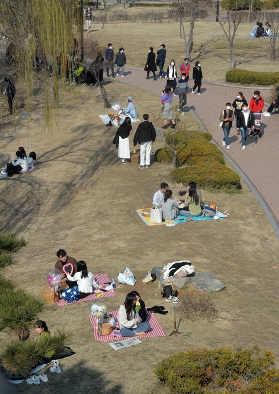 수원 등 경기지역 낮 최고기온이 영상 17도까지 오르는 등 포근한 날씨를 보인 8일 휴일을 맞아 수원화성 방화수류정(訪花隨柳亭) 및 용연(龍淵)을 찾은 시민들이 돗자리를 펴고 앉아 포근한 봄기운을 즐기고 있다. 김시범기자